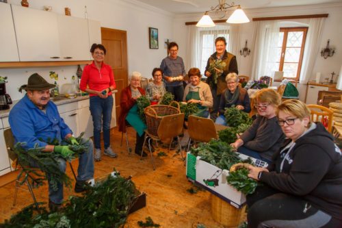 Adventkranzbinden<br />
Fotos: Anton Wieser