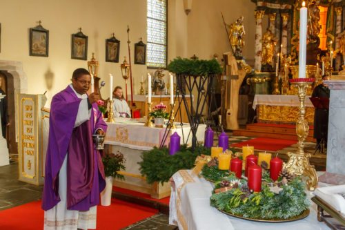 Segnung der Adventkränze<br />
Foto: Anton Wieser