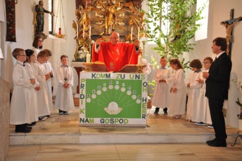 Die Erstkommunikanten mit dem Pfarrer und Religionslehrer/Prvoobhajanci okoli oltarja (© Foto: Seppi Oschwaut)