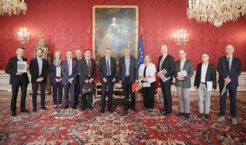 Predstavniki desetih avstrijskih cerkvenih tednikov v pogovoru z zveznim predsednikom Van der Bellnom. Med njimi tudi Gerald Heschl (Sonntag) in Vincenc Gotthardt (Nedelja) iz Koroške. Skupna naklada cerkvenih časopisov je nad 500.000. (HBF Lechner) Predstavniki desetih avstrijskih cerkvenih tednikov v pogovoru z zveznim predsednikom Van der Bellnom. Med njimi tudi Gerald Heschl (Sonntag) in Vincenc Gotthardt (Nedelja) iz Koroške. Skupna naklada cerkvenih časopisov je nad 500.000. (HBF Lechner)