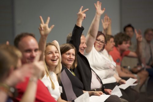 “Wer ist für Wahlmodell 3?“ - Die Pfarren müssen sich rechtzeitig entscheiden, welches gültige Wahlmodell sie verwenden werden (© Foto: afra liidl, copy: PGR-Referat)