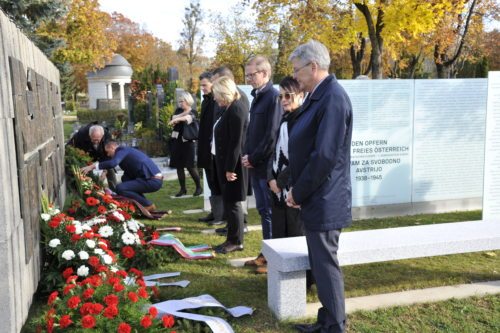 Pred spomenikom v Trnji vasi (Gotthardt)