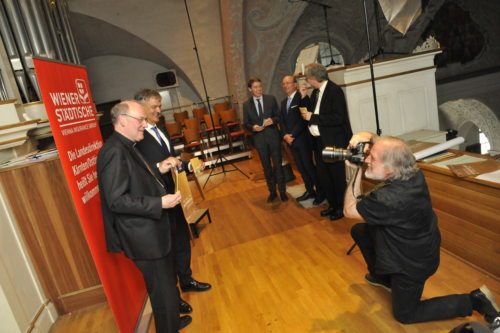 Pri predstavitvi brošure v celovški stolnici pred velikimi orglami (Foto: Gott)