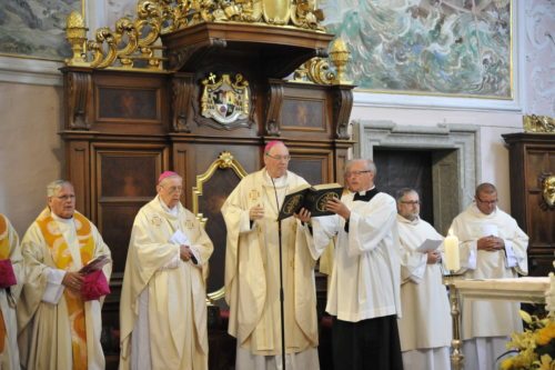 Škof v stolnici (Foto: Gotthardt)&nbsp;