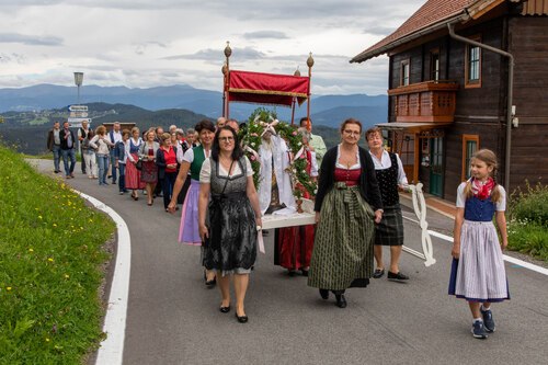 die gnädigen Damen mit der “Senfte“<br />
Foto: Anton Wieser