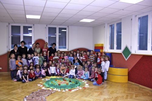 Gruppenfoto mit Thomas und Weg und Frühling (© Foto: P. Slawek) Gruppenfoto mit Thomas und Weg und Frühling (© Foto: P. Slawek)