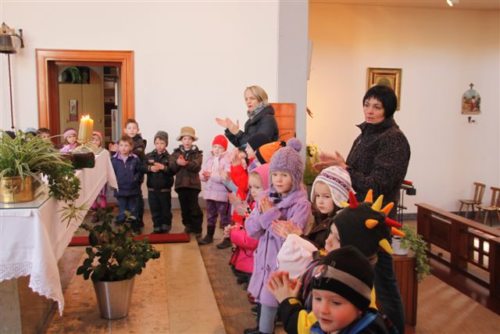 Die Kinder warten in der Kirche auf das Aschenkreuz (© Foto: M. Ritscher)