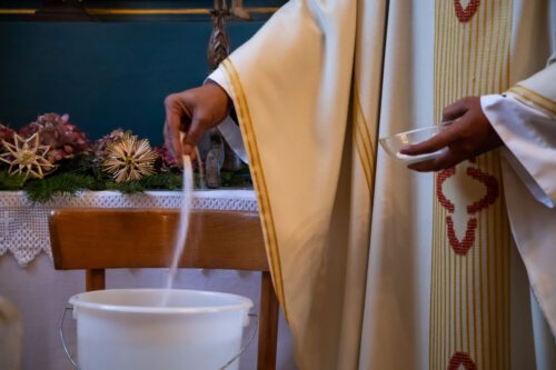Segnung des Weihwassers<br />
Foto: Anton Wieser Segnung des Weihwassers<br />
Foto: Anton Wieser
