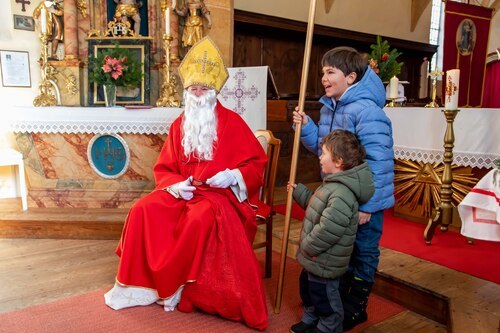 Vortrag des Nikolausgedichtes von Ida und Matthias Trixl<br />
Foto: Sieghart Egger