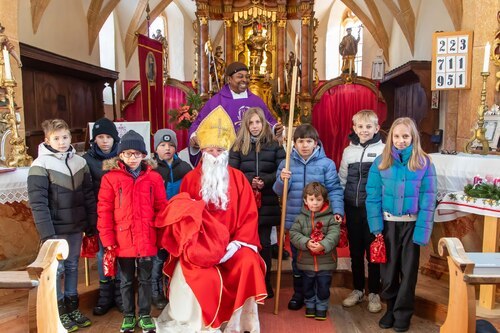 Gruppenfoto mit Nikolaus<br />
Foto: Sieghart Egger