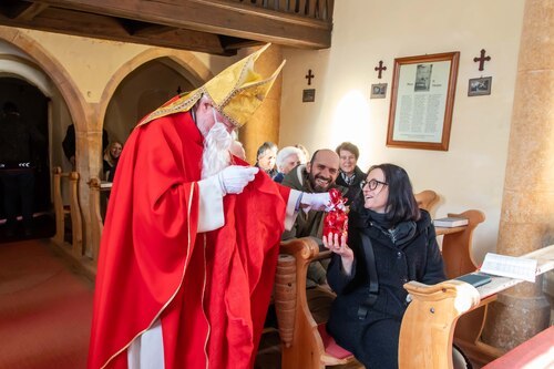 Geschenkeverteilung<br />
Foto: Sieghart Egger