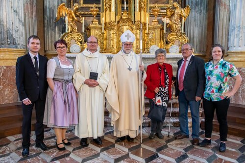 Familienfoto mit Bischof<br />
Foto: Anton Wieser