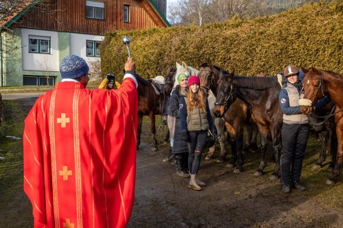 Segnung der Pferde und Reiter<br />
Foto: Anton Wieser