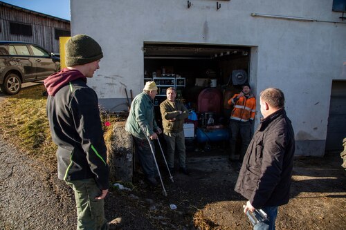 Mesner Sigi Egger bringt das Stefaniwasser zum Bauernhof der Familie Egger<br />
Foto: Anton Wieser