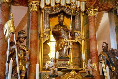 Hochaltar mit Nikolaus Statue<br />
Foto: Anton Wieser