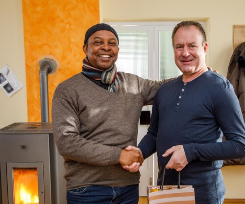 Gratulation von Sigi Egger an Pfarrer<br />
Foto: Anton Wieser