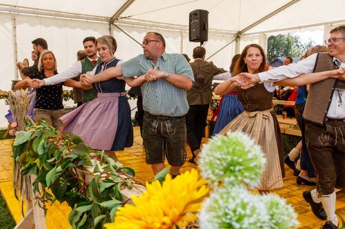 Tanzvorführung ehemaliger Mitglieder<br />
Foto: Anton Wieser Tanzvorführung ehemaliger Mitglieder<br />
Foto: Anton Wieser