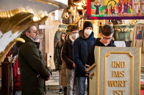 Fürbitten der Firmkandidaten<br />
Foto: Anton Wieser Fürbitten der Firmkandidaten<br />
Foto: Anton Wieser