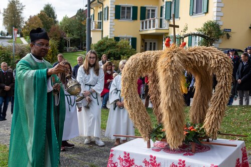 Segnung der Erntekrone<br />
Foto: Anton Wieser