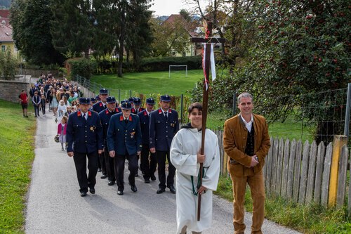 Prozession zur Kirche<br />
Foto: Anton Wieser