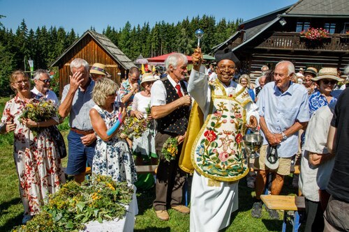 Segnung der Kräuterbüscherln<br />
Foto: Anton Wieser