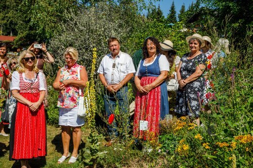 Kräutersegnung im Kräutergarten<br />
Foto: Anton Wieser
