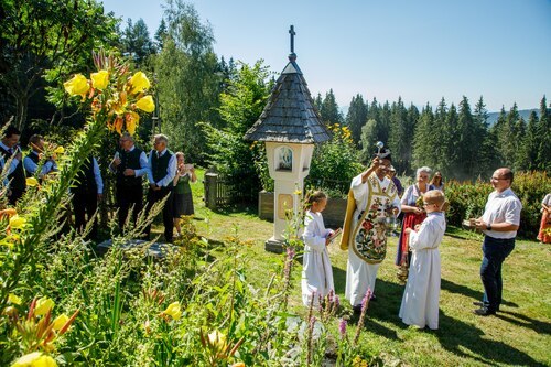 Kräutersegnung im Kräutergarten<br />
Foto: Anton Wieser