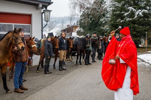 Segnung der Pferde und der Reiter<br />
Foto: Anton Wieser