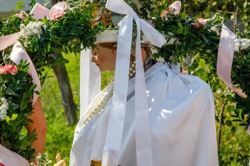 mit Perlen geschmückte Marienstatue<br />
Foto: Anton Wieser