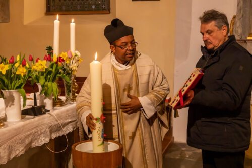 Segnung der Osterkerze<br />
Foto: Anton Wieser Segnung der Osterkerze<br />
Foto: Anton Wieser