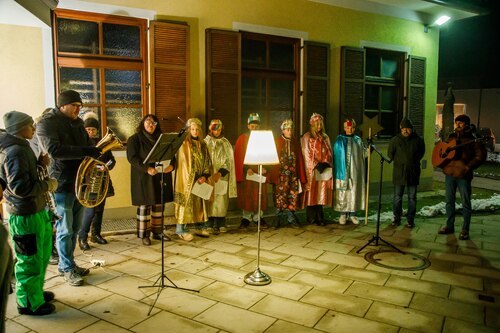 Firmkandidat/innen als Sternsinger<br />
Foto: Anton Wieser