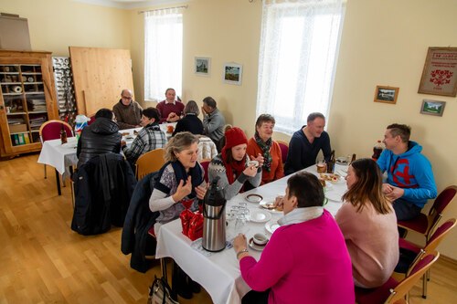 Bewirtung im Pfarrsaal<br />
Foto: Anton Wieser