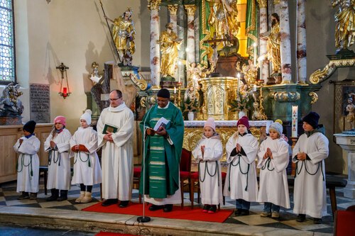 Pfarrprovisor, Akolyth und Ministrant/innen<br />
Foto: Anton Wieser