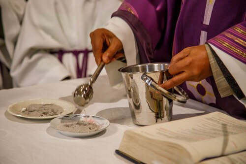 Segnung der Asche<br />
Foto: Anton Wieser