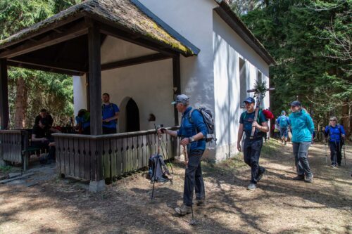 dreimal wird die Kirche umrundet<br />
Foto: Anton Wieser dreimal wird die Kirche umrundet<br />
Foto: Anton Wieser