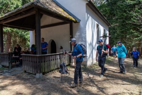 dreimal wird die Kirche umrundet<br />
Foto: Anton Wieser