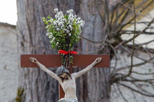 geschmücktes Vortragekreuz<br />
Foto: Anton Wieser