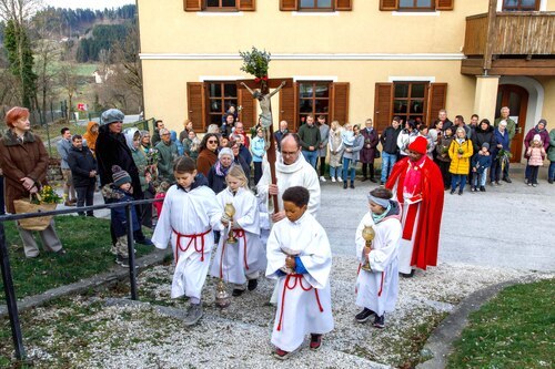 Einzug in die Kirche<br />
Foto: Anton Wieser