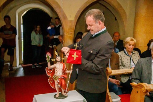 Christusstatue mit Mesner Sieghart Egger<br />
Foto: Anton Wieser Christusstatue mit Mesner Sieghart Egger<br />
Foto: Anton Wieser