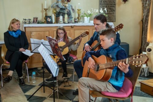 Gitarrentrio und Dir. Barbara Kahlhammer - Blockflöte<br />
Foto: Anton Wieser