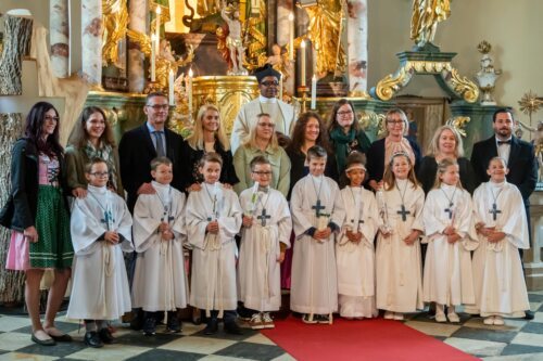 Erstkommunionkinder mit ihren Paten und Pfarrer<br />
Foto: Anton Wieser