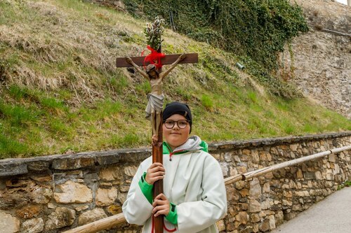 Valentina Puckelsheim mit Vortragekreuz<br />
Foto: Anton Wieser