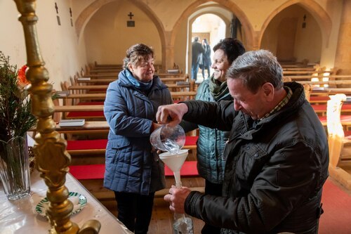 Stefaniweihwasser<br />
Foto: Anton Wieser Stefaniweihwasser<br />
Foto: Anton Wieser