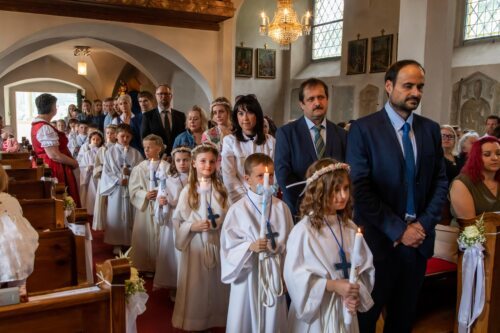 Einzug der Erstkommunionkinder<br />Foto: Anton Wieser