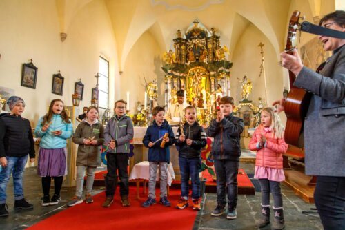 Eva Horn mit ihren Erstkommunionkindern<br />
Foto: Anton Wieser