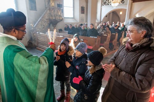 Blasiussegen für die Erstkommunionkinder<br />
Foto: Anton Wieser