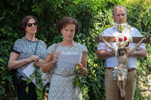 die großen Fürbitten vorgetragen von Evelyn Wieser und Anneliese Haberl<br />
Foto: Anton Wieser