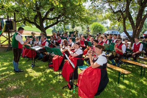 Frühschoppenkonzert der Glantaler Blasmusik Frauenstein<br />
Frühschoppenkonzert der Glantaler Blasmusik Frauenstein<br />