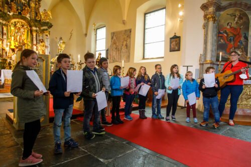 Marienverehrung mit Erskommunionkindern<br />
Foto: Anton Wieser Marienverehrung mit Erskommunionkindern<br />
Foto: Anton Wieser