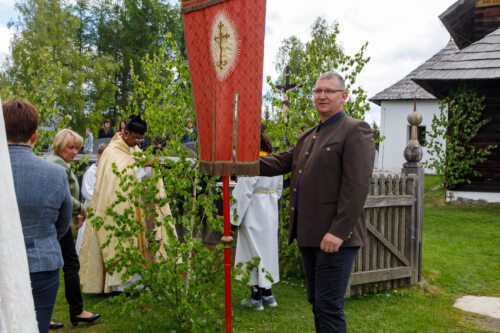 Fahnenträger Michael Schoby<br />
Foto: Anton Wieser